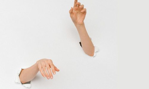 despre gaslignting - doua maini care pot insemna manipulare