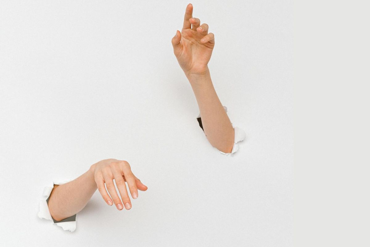 despre gaslignting - doua maini care pot insemna manipulare