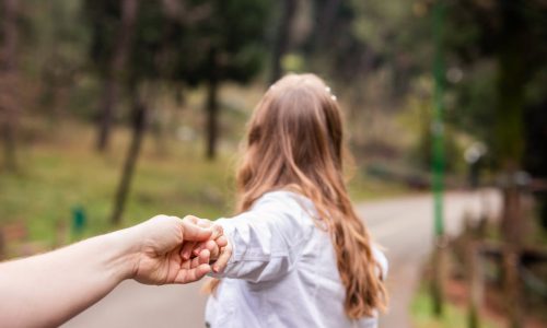 despre timp si ziua mea. foto femeie tinuta de mana