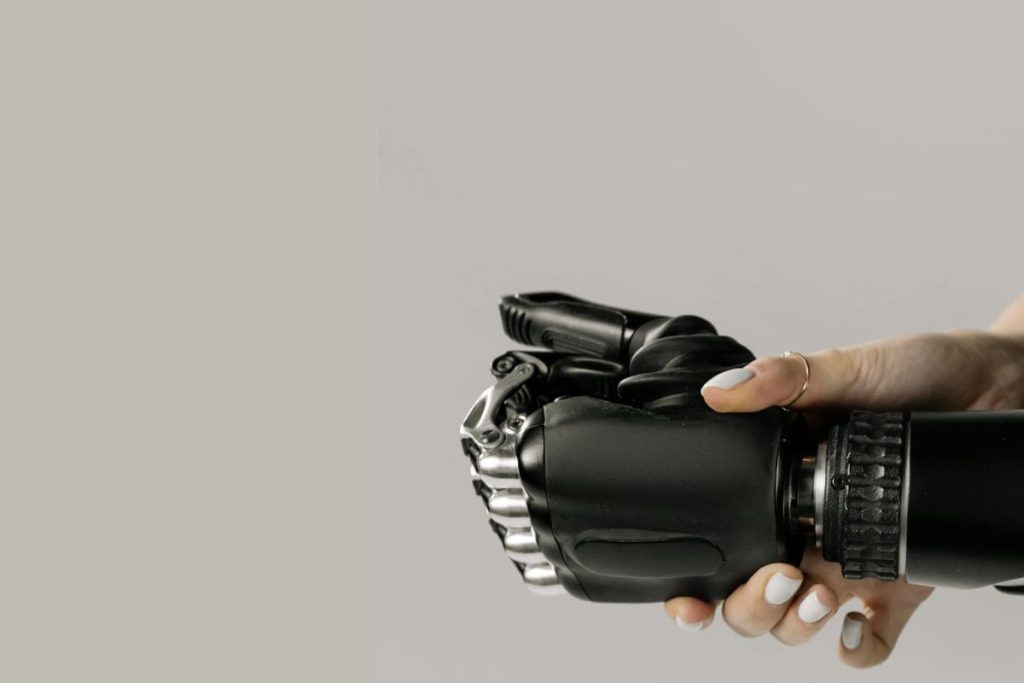 adaptare si rezilienta la schimbare in contextul AI - robot si mana umana