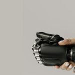 adaptare si rezilienta la schimbare in contextul AI - robot si mana umana