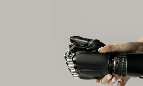 adaptare si rezilienta la schimbare in contextul AI - robot si mana umana